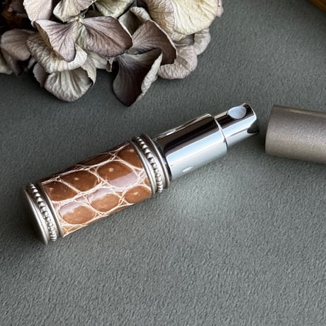 【クリックポスト対応】　クロコダイル革巻き　4ML メタルアトマイザー　グレージュ　SGY01　日本製【新色　香水　フレグランス　アロマブレンド　お返し　ギフト】