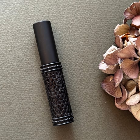 【クリックポスト対応】　リザード革巻き　5ML メタルアトマイザー マットブラック 22 日本製【メンズ　香水　フレグランス　アロマ　人気　お返し　再入荷　復活】