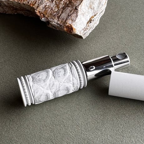 【クリックポスト対応】　クロコダイル革巻き　4ML メタルアトマイザー　マットホワイト　MWH05　日本製【メンズ　白　香水　フレグランス　アロマ　お返し　ギフト　ラッピング無料】
