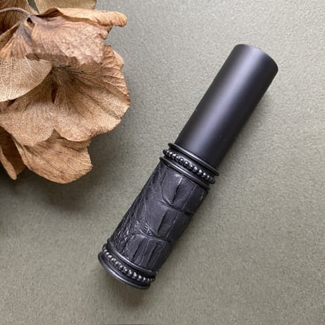 【クリックポスト対応】　ワニ革巻き　メタルアトマイザー　ブラックカイマン 　MB44　日本製【再入荷　人気　メンズ　香水　フレグランス　アロマ　お返し　ギフト】