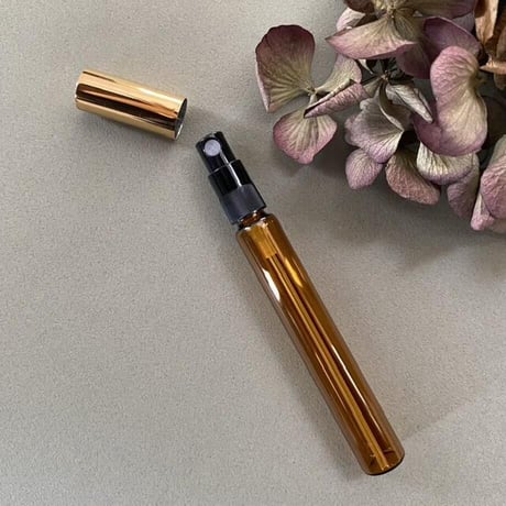 【クリックポスト対応】　１０ml ロング 遮光瓶アトマイザー　ゴールドアルミキャップ／黒スプレーポンプ　日本製 【金冠　香水　フレグランス　アロマ　レッスン　調香　ワークショップ】
