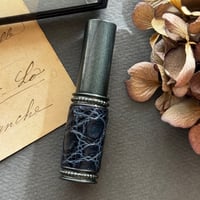 【クリックポスト対応】　クロコダイル革巻き　4MLメタルアトマイザー　Mダークグリーン　MDGR-NV06　日本製【人気　メンズ　香水　フレグランス　アロマ　お返し　ギフト　新色】