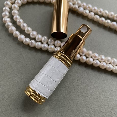 【クリックポスト対応】　クロコダイル革巻き　4ML メタルアトマイザー　ゴールド　PGDWH 02　日本製【メンズ　白　香水　フレグランス　人気　アロマ　ギフト　ワニ革】