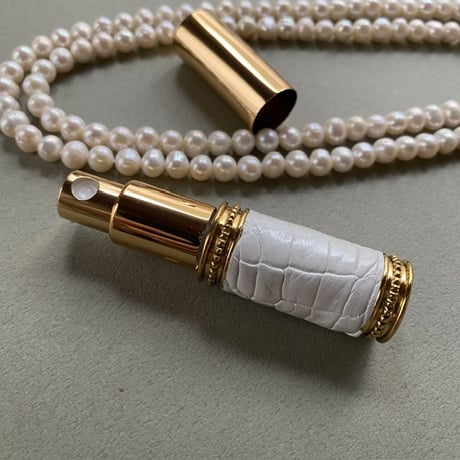 【クリックポスト対応】　クロコダイル革巻き　4ML メタルアトマイザー　ゴールド　PGDWH 02　日本製【メンズ　白　香水　フレグランス　人気　アロマ　ギフト　ワニ革】