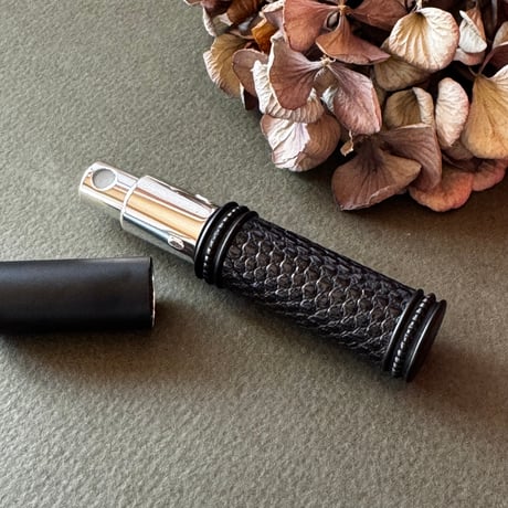【クリックポスト対応】　リザード革巻き　5ML メタルアトマイザー マットブラック 22 日本製【メンズ　香水　フレグランス　アロマ　人気　お返し　再入荷　復活】