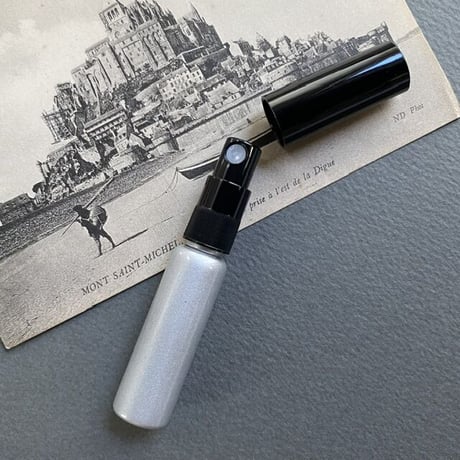 【クリックポスト対応】　５ml カラーアトマイザー　シルバーメタリック　黒プラスチックキャップ／黒スプレーポンプ　日本製 【香水　フレグランス　アロマ　ギフト】