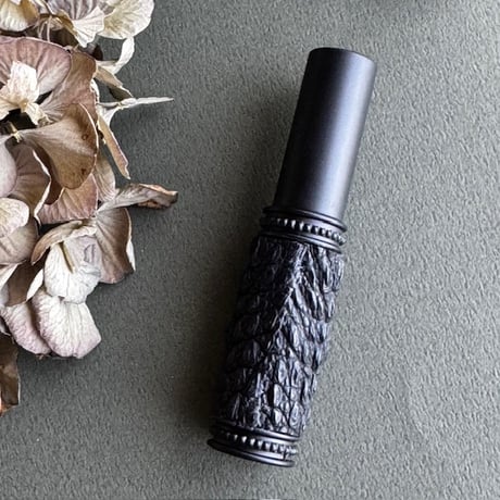 【クリックポスト対応】　ワニ革巻き　５MLメタルアトマイザー　ブラックカイマン/クラウン 　MBK5ML18　日本製【人気　メンズ　香水　フレグランス　アロマ　お返し　ギフト　希少】