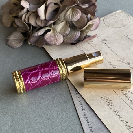 【クリックポスト対応】　クロコダイル革巻き　4ML メタルアトマイザー　ピカゴールド　PGD-CHEPK04　日本製【ピンク　香水　フレグランス　お返し　アロマ　お返し　ギフト】