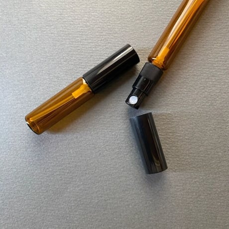 ＜100個＞５ml  遮光瓶アトマイザー　黒プラスチックキャップ／黒スプレーポンプ　日本製 【プロ仕様　香水　フレグランス　調香レッスン　ワークショップ　漏れない】
