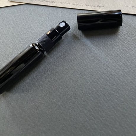 【クリックポスト対応】　５ml カラーアトマイザー　ブラック　黒プラスチックキャップ／黒スプレーポンプ　日本製 【香水　フレグランス　アロマ　ギフト】