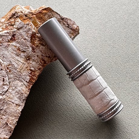 【クリックポスト対応】　クロコダイル革巻き　4ML メタルアトマイザー　マットシルバー　MWH04　日本製【再入荷　メンズ　白　香水　フレグランス　人気　アロマ　ギフト　ワニ革】