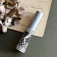 【クリックポスト対応】　革巻きメタルアトマイザー  マットパイソン　SVSK01  日本製  【シルバー　メンズ　香水　ナチュラル　アロマ　ヘビ革　お返し　ギフト】