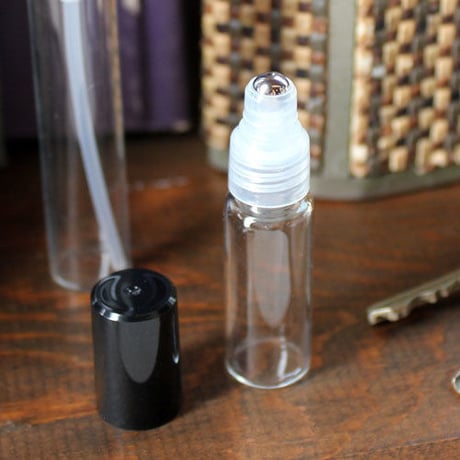 【クリックポスト対応】４ml ロールオンボトル　日本製（ブラックキャップ 33131）【メンズ　香水　フレグランス　アロマ　手先のお手入れ　ネイルオイル】