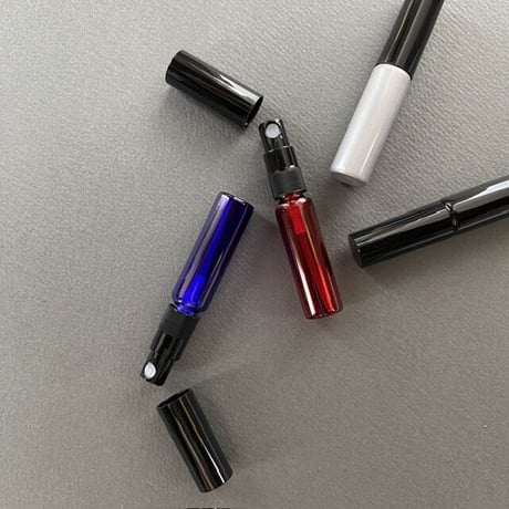 【クリックポスト対応】　５ml カラーアトマイザー　ダークレッド　黒プラスチックキャップ／黒スプレーポンプ　日本製 【香水　フレグランス　アロマ　ギフト】