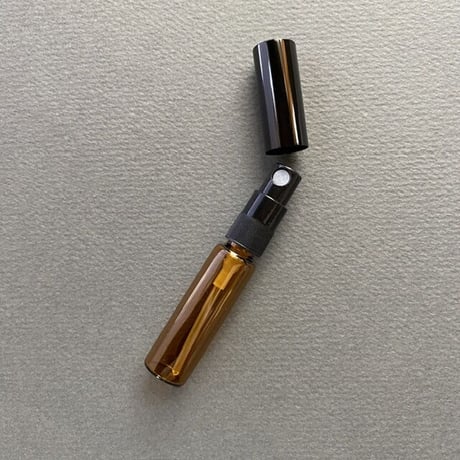 ＜10個入り＞５ml  遮光瓶アトマイザー　黒アルミキャップ／黒スプレーポンプ　日本製 【香水　フレグランス　アロマブレンド　調香レッスン　オリジナル　ワークショップ　小ロット】