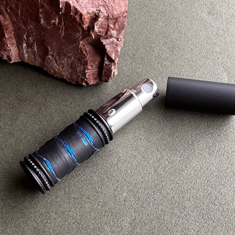 【クリックポスト対応】　パイソン革巻き　4ML メタルアトマイザー　MBKMBL16   日本製【再入荷　人気　メンズ　香水　フレグランス　アロマ　ギフト　キラキラ　お返し】