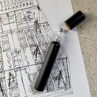 ＜10個より/35%OFF＞８ml  ロールオンボトル　マットブラック　アルミキャップ付き　日本製【小ロット　メンズ　香水　フレグランス　アロマ　卸】