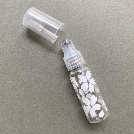 【クリックポスト対応】　４ml さくら柄 ロールオンボトル　日本製 【香水　アロマ　フレグランス　香り　卒業　桜　ギフト】