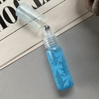 【クリックポスト対応】　４ml リボン柄 ロールオンボトル　ネオンブルー　日本製　クリックポスト発送
