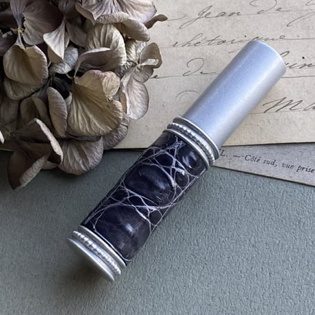 【クリックポスト対応】　クロコダイル革巻き　5ML メタルアトマイザー マットシルバー　SVGY01　日本製【グレー　メンズ　香水　フレグランス　人気　アロマ　ギフト　お返し】