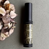 【クリックポスト対応】　ワニ革巻き　5MLメタルアトマイザー　マットブラック　カイマン　MBK-MSGR08　日本製【黒　モス　グリーン　メンズ　香水　フレグランス　アロマ　お返し　ギフト】