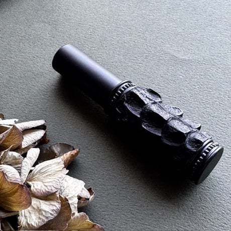 【クリックポスト対応】　ワニ革巻き　５MLメタルアトマイザー　ブラックカイマン/クラウン 　MBK5ML18　日本製【人気　メンズ　香水　フレグランス　アロマ　お返し　ギフト　希少】