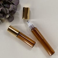 ＜10個＞８ml 遮光瓶 ロールオンボトル　ゴールドキャップ　日本製（金冠キャップ）【店舗　業務用　小売　香水　フレグランス　アロマ　肩こり　ワークショップ】