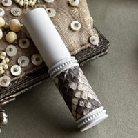【クリックポスト対応】　革巻きメタルアトマイザー  マットパイソン　MWHSK01  日本製  【マットホワイト　白　香水　ナチュラル　アロマ　ヘビ革　お返し　ギフト】