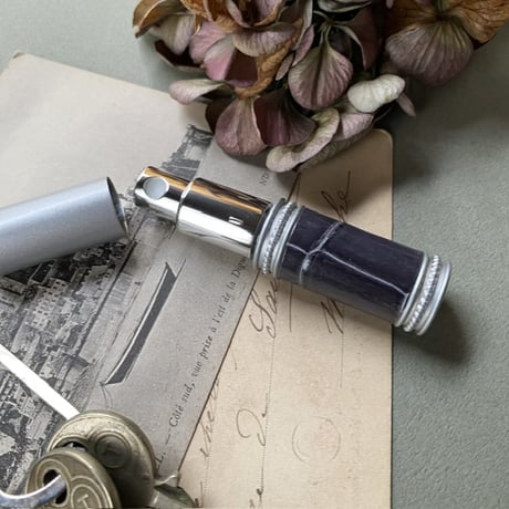 【クリックポスト対応】　クロコダイル革巻き　4ML メタルアトマイザー　マットシルバー　MSV-GY01　日本製【メンズ　香水　フレグランス　人気　アロマ　ギフト　ワニ革】