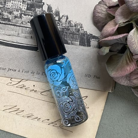 【クリックポスト対応】　４ml ラメバラ ロールオンボトル　ブルー　日本製 【香水　アロマ　フレグランス　香り　薔薇　ギフト】