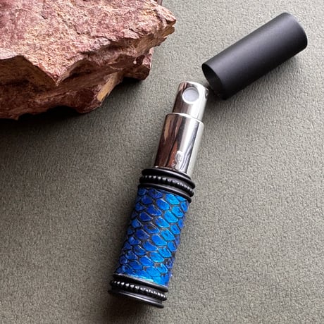 【クリックポスト対応】　パイソン革巻き　4ML メタルアトマイザー　MBKMBL15   日本製【再入荷　人気　メンズ　香水　フレグランス　アロマ　ギフト　キラキラ　お返し】