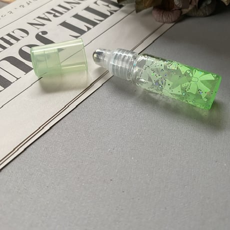 【クリックポスト対応】　４ml リボン柄 ロールオンボトル　ネオングリーン　日本製　クリックポスト発送
