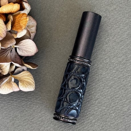 【クリックポスト対応】　クロコダイル革巻き　5ML メタルアトマイザー　ネイビー　NV-NV09　日本製【メンズ　香水　フレグランス　人気　アロマ　ギフト　ワニ革　お返し　再入荷】
