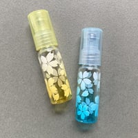 【クリックポスト対応】　４ml さくら柄 ロールオンボトル　日本製 【香水　アロマ　フレグランス　香り　卒業　桜　ギフト】