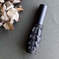 【クリックポスト対応】　ワニ革巻き　５MLメタルアトマイザー　ブラックカイマン/クラウン 　MBK5ML18　日本製【人気　メンズ　香水　フレグランス　アロマ　お返し　ギフト　希少】