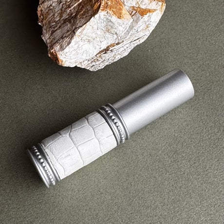 【クリックポスト対応】　クロコダイル革巻き　4ML メタルアトマイザー　マットシルバー　MWH04　日本製【再入荷　メンズ　白　香水　フレグランス　人気　アロマ　ギフト　ワニ革】