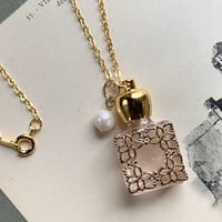 【クリックポスト対応】アロマペンダント・ネックレス60cm　アラベスク　さくらピンク／ゴールド　穴開きキャップ【桜　モロカン　アラビアン　ネックレス　香水　アロマ　24金メッキ】
