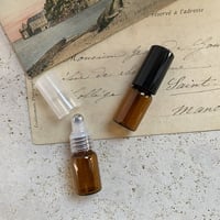 【クリックポスト対応】　２.５ml 遮光瓶 ロールオンボトル　プラスチックキャップ　日本製【遮光　メンズ　香水　フレグランス　アロマブレンド　調香】