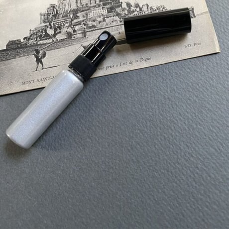 【クリックポスト対応】　５ml カラーアトマイザー　シルバーメタリック　黒プラスチックキャップ／黒スプレーポンプ　日本製 【香水　フレグランス　アロマ　ギフト】