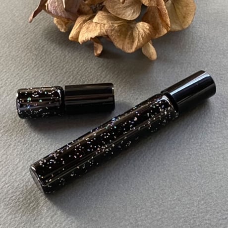 【クリックポスト対応】　８ml ロールオンボトル　ラメブラック　日本製【星屑ロール　調香　香水　フレグランス　アロマブレンド】