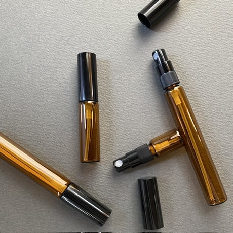 ＜100個＞２.５ml 遮光瓶アトマイザー　黒プラスチックキャップ／黒スプレーポンプ　日本製【香水　フレグランス　アロマ　調香　ワークショップ　小ロット　漏れない】