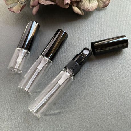 【クリックポスト対応】　2.５ml・４ml・５ml クリアーアトマイザー　黒プラスチックキャップ／黒スプレーポンプ　日本製 【香水　フレグランス　アロマ　レッスン　調香　ワークショップ　漏れない】