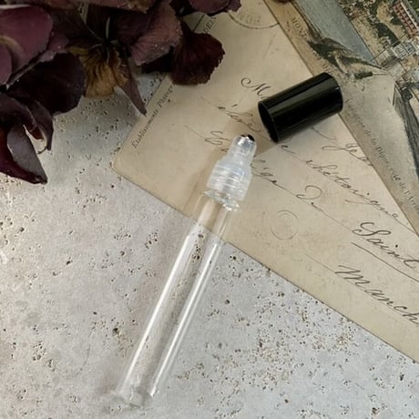 【クリックポスト対応】　８ml ロールオンボトル　日本製（ブラックキャップ 43214）【メンズ　香水　フレグランス　アロマ　ネイルオイル　爪のお手入れ】