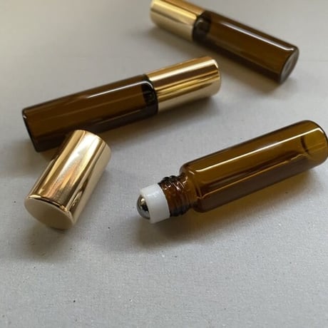 【クリックポスト対応】　５ml 遮光瓶 ロールオンボトル  金冠 3個セット　じょうご１個 オープナー１枚付き【ゴールド　ネイルオイル　香油　香水　フレグランス　アロマブレンド　調香】