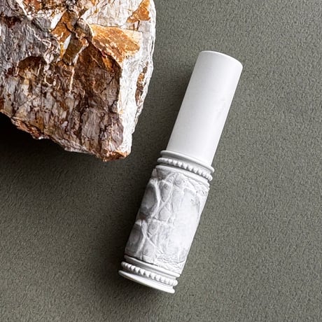 【クリックポスト対応】　クロコダイル革巻き　4ML メタルアトマイザー　マットホワイト　MWH05　日本製【メンズ　白　香水　フレグランス　アロマ　お返し　ギフト　ラッピング無料】
