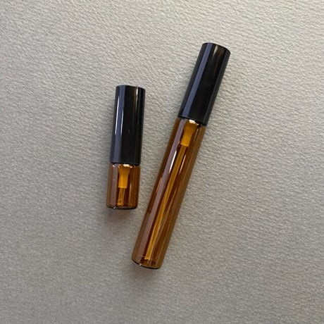 ＜100個＞２.５ml 遮光瓶アトマイザー　黒プラスチックキャップ／黒スプレーポンプ　日本製【香水　フレグランス　アロマ　調香　ワークショップ　小ロット　漏れない】