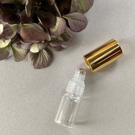 ＜10個より/35％OFF＞２.５ml ロールオンボトル　ゴールドキャップ　日本製（金冠キャップ）【小ロット　業務用　調香　香水　フレグランス　アロマ　ワークショップ】