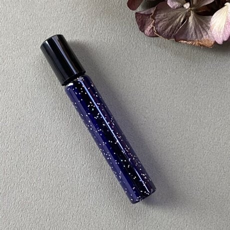 【クリックポスト対応】　８ml ロールオンボトル　ラメ瑠璃　日本製【星屑ロール　宇宙　調香　香水　フレグランス　アロマブレンド】