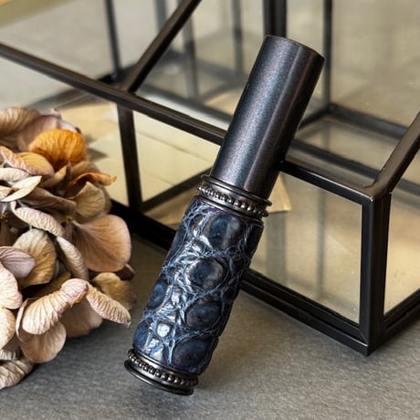 【クリックポスト対応】　クロコダイル革巻き　5ML メタルアトマイザー　ネイビー　NV-NV09　日本製【メンズ　香水　フレグランス　人気　アロマ　ギフト　ワニ革　お返し　再入荷】