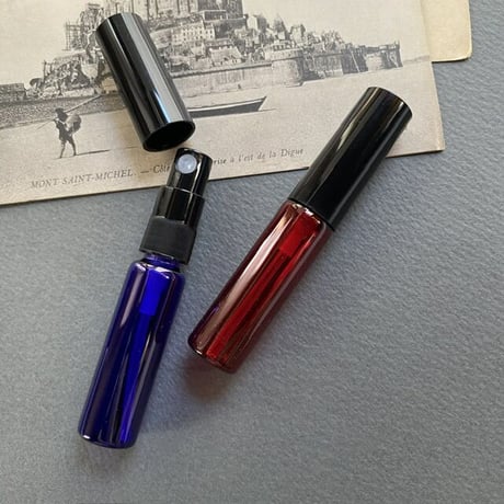 【クリックポスト対応】　５ml カラーアトマイザー　ダークレッド　黒プラスチックキャップ／黒スプレーポンプ　日本製 【香水　フレグランス　アロマ　ギフト】